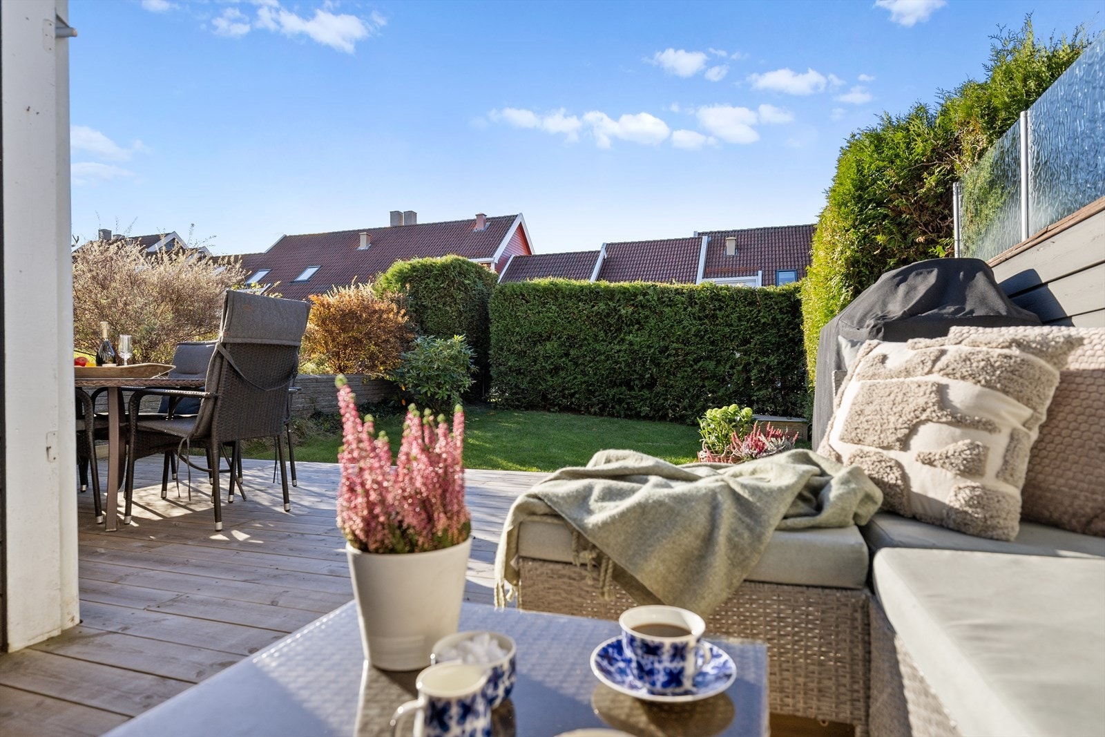 I hjørnet av terrassen ligger en sjarmerende og solrik krok som raskt blir en favorittplass gjennom sommeren. Galleribilde