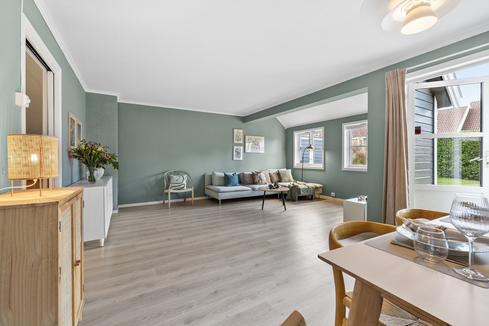 Stuen er et virkelig høydepunkt i boligen - et rom som både imponerer og innbyr til trivsel. Galleribilde