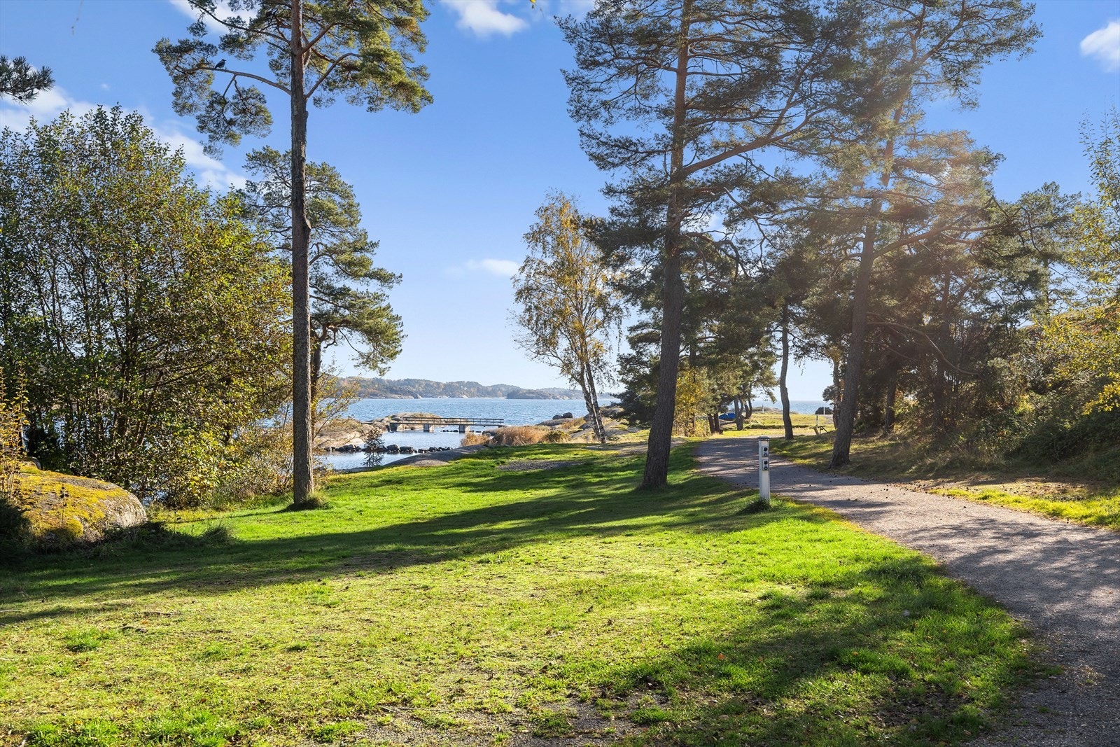 Asnes er kjent for sine lune viker, solvarme svaberg og langgrunne sandstrender - perfekte for både store og små. Galleribilde