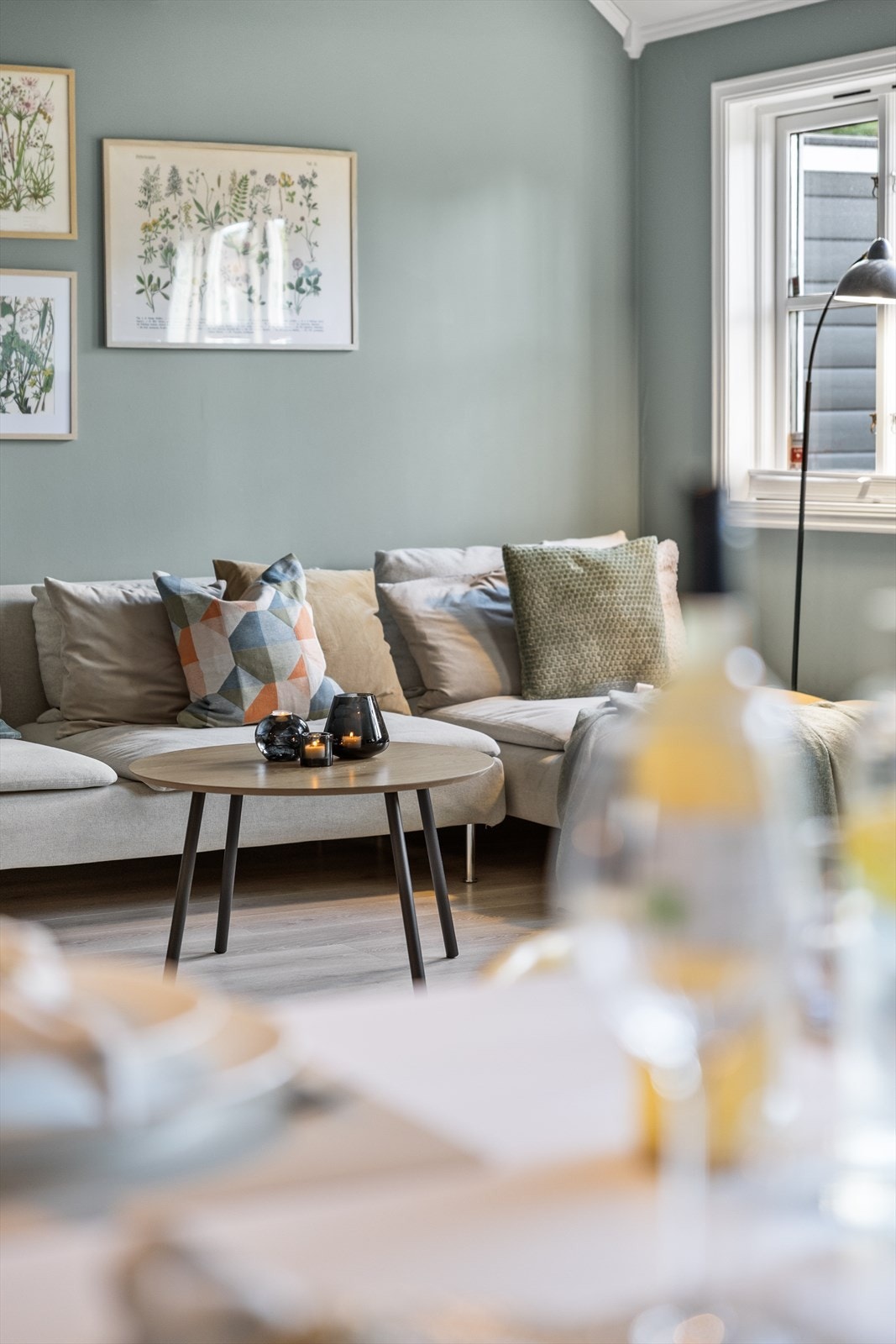 Her kan du synke ned i sofaen med og nyte den rolige atmosfæren, omgitt av de lune fargetonene og det vakre lyset som strømmer inn gjennom vinduene. Galleribilde