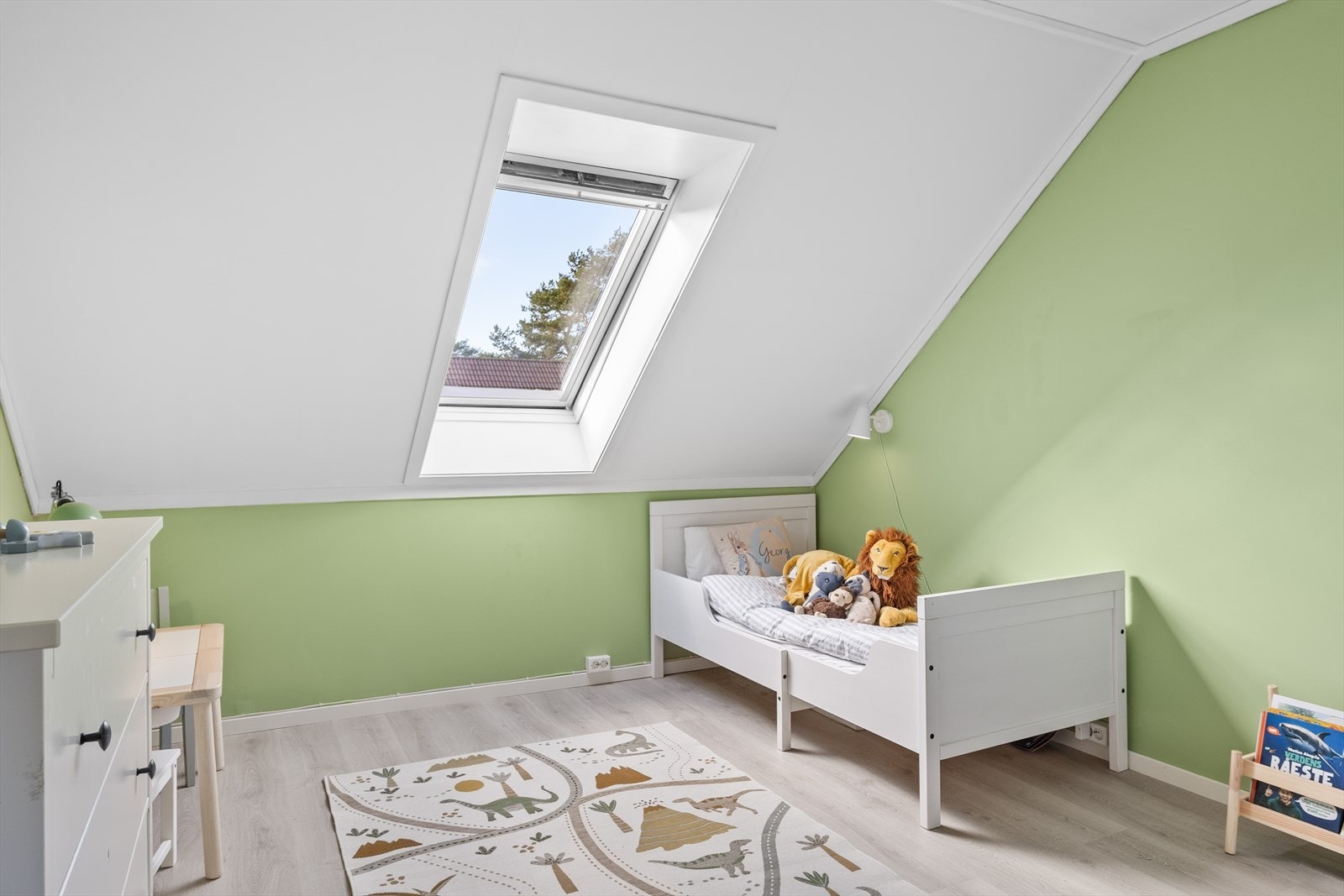 Det ene barnerommet er lyst og trivelig, med praktisk garderobeskap som gir god oppbevaringsplass til klær og leker. Galleribilde