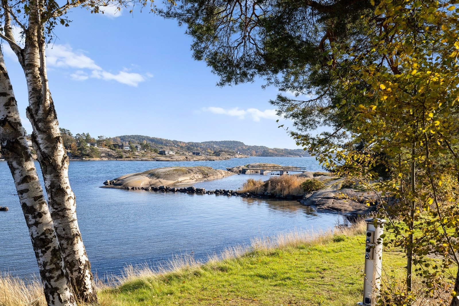 Her kan du nyte late dager ved vannkanten, ta et forfriskende morgenbad, eller legge ut på en rolig kveldstur i skjærgården. Galleribilde