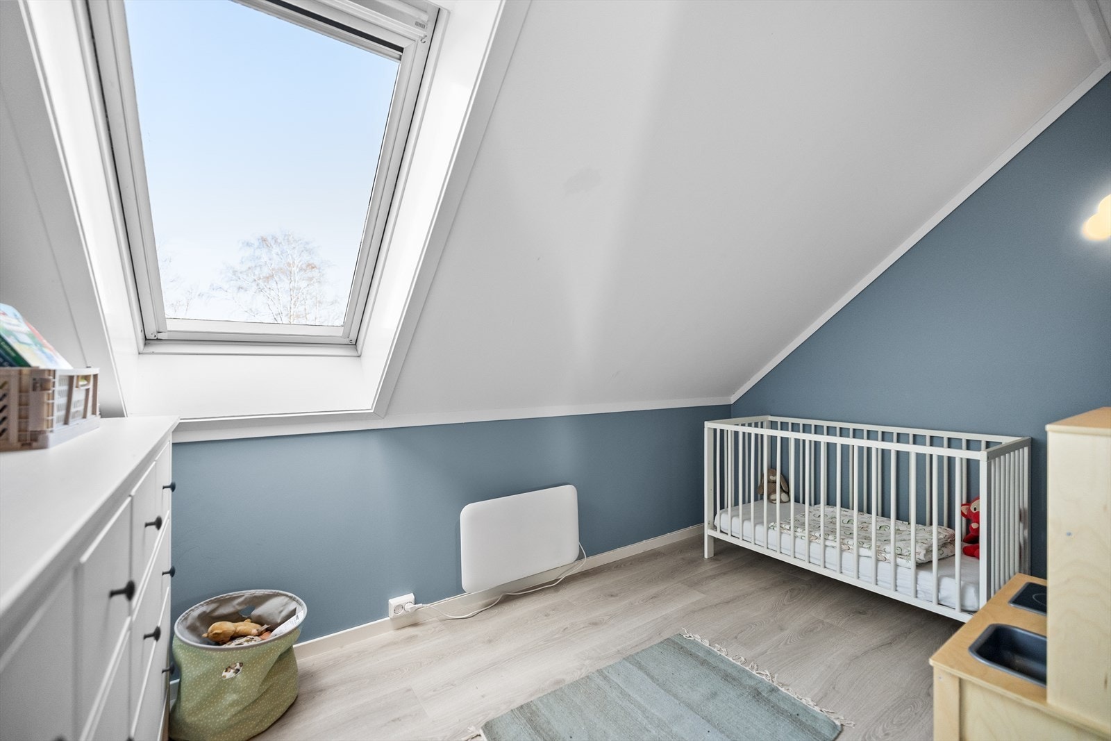 Boligen har to lyse og pene barnerom, begge med takvindu som slipper inn godt med naturlig lys. Galleribilde