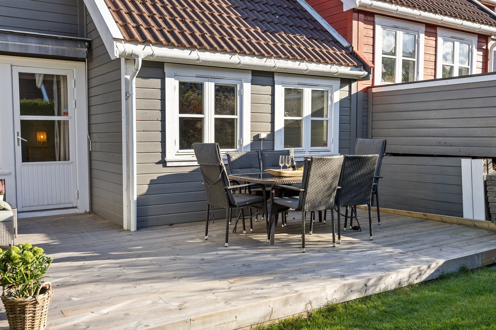 Her kan du nyte solens varme stråler fra tidlig ettermiddag og helt til den går ned. Den vestvendte beliggenheten gir fantastiske lysforhold og gjør terrassen til et naturlig samlingspunkt for både familie og venner. Galleribilde