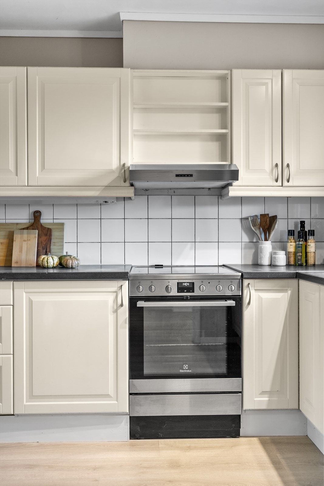 På gulvet er det lagt laminat i lys og moderne utførelse, som både er lettstelt og gir rommet et helhetlig og harmonisk uttrykk. Dette er et kjøkken som kombinerer funksjonalitet, lys og klassisk design - et rom du virkelig vil trives i. Galleribilde