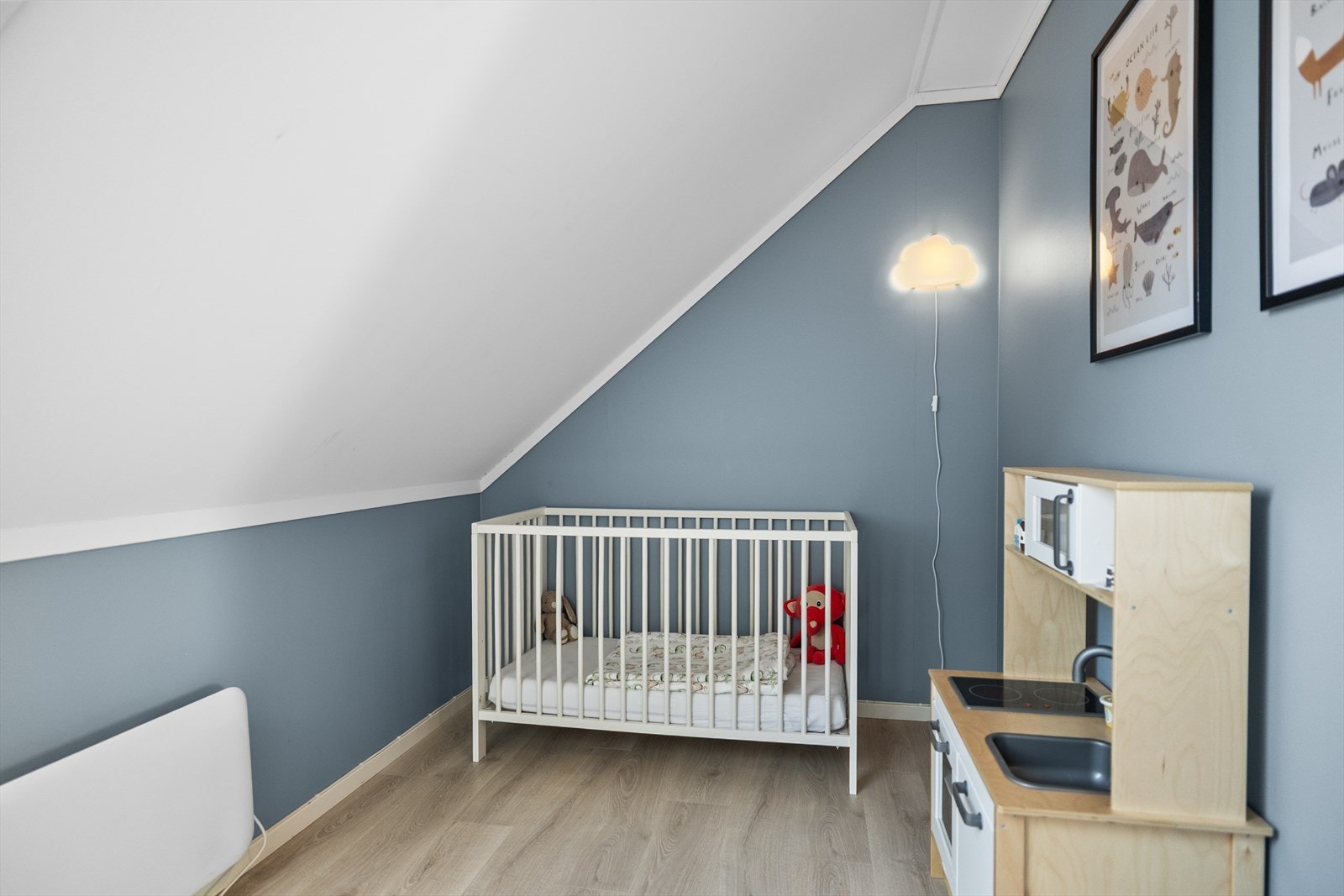 Rommene er pent innredet og byr på fleksible møbleringsmuligheter med plass til seng, kleslagring, skrivepult og lekeområde. Galleribilde