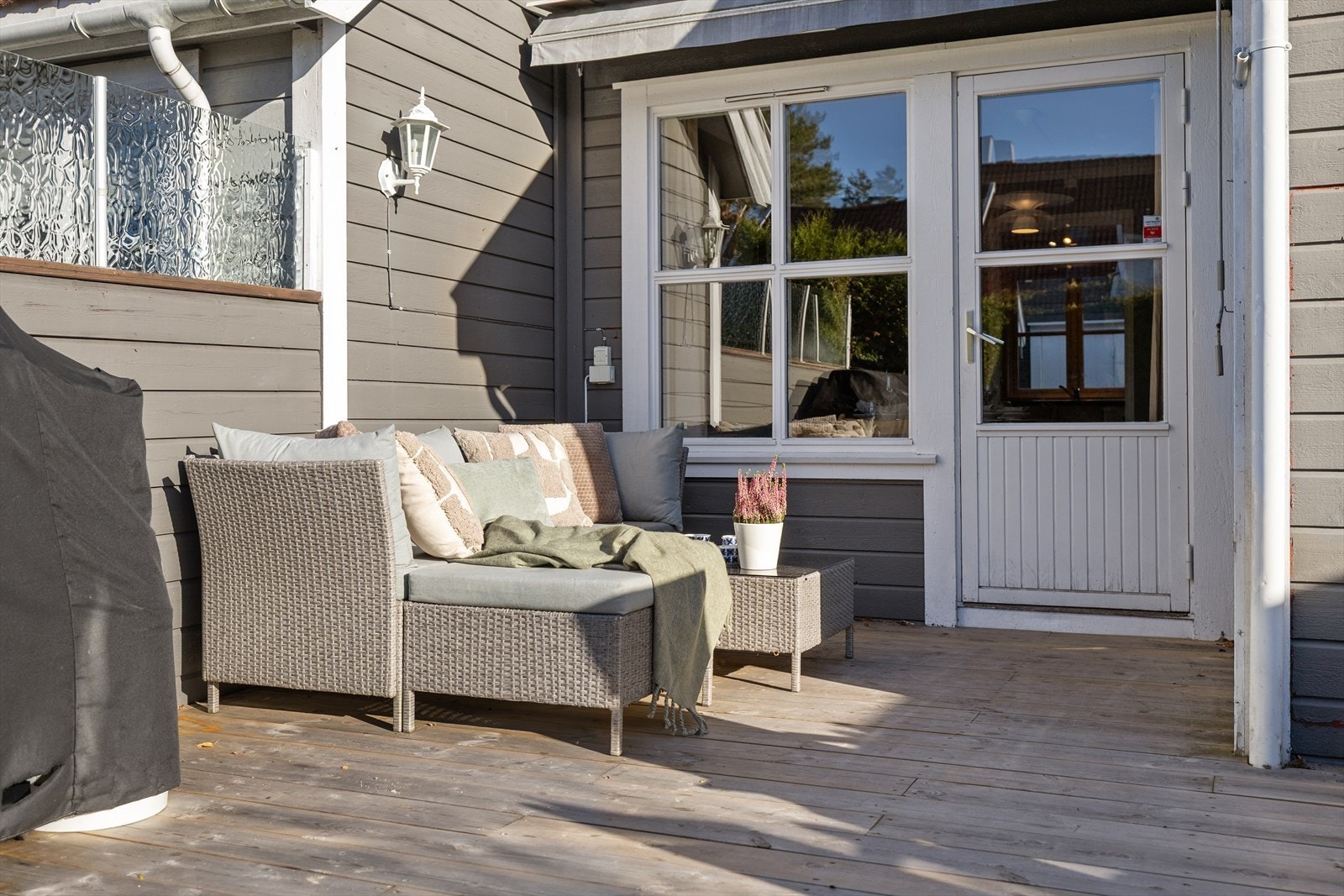 Fra stuen er det direkte utgang til en romslig, vestvendt terrasse - et herlig uterom som forleng er oppholdsarealet og inviterer til både hverdagsliv og sosiale sammenkomster. Galleribilde