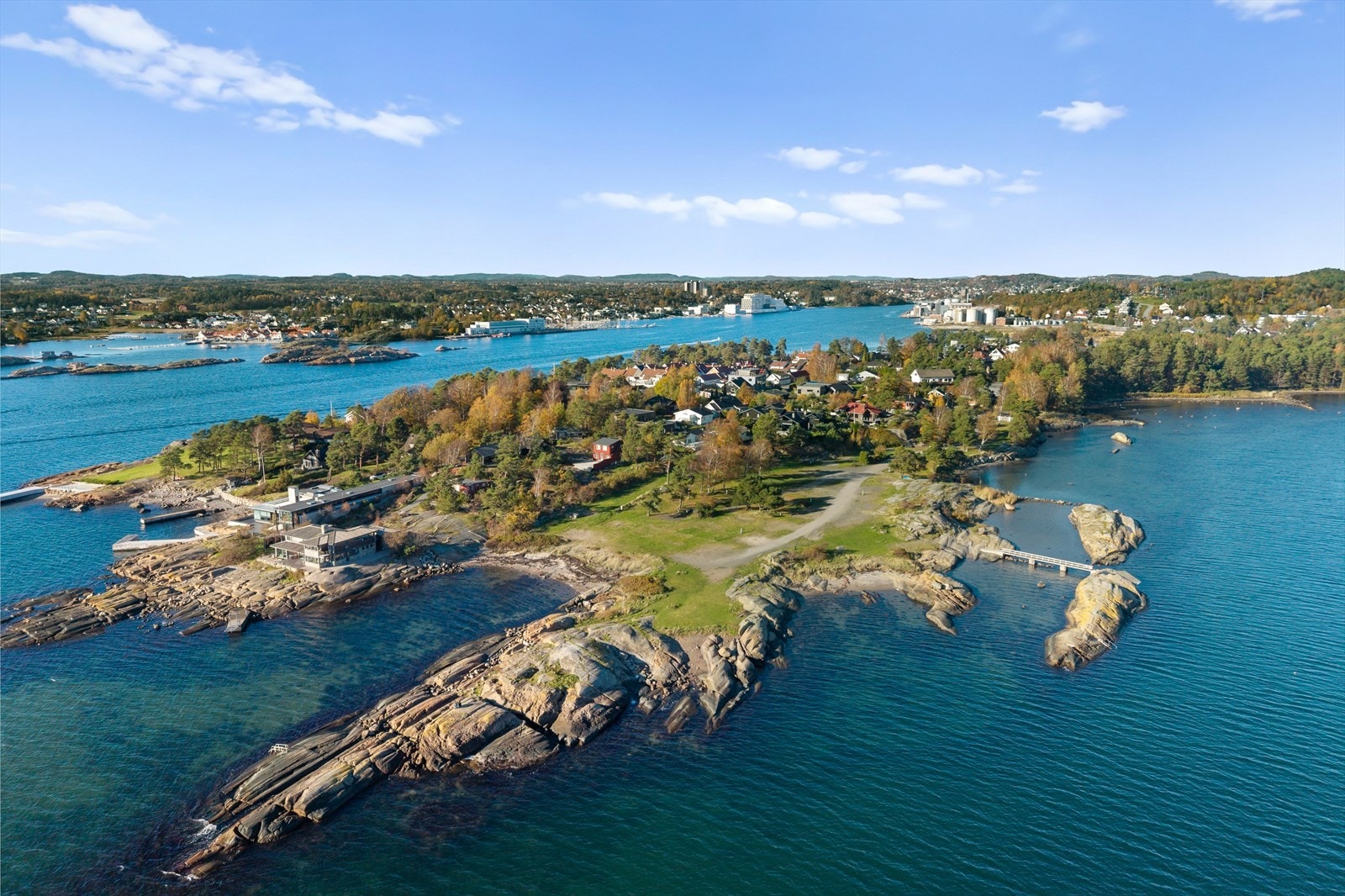 Ved Asnes Camping finner du et innbydende strandmiljø med sommerstemning hele sesongen, mens du i Korsvik kan nyte et hyggelig friområde med furuskog, ballplass, badebrygge og en barnevennlig strand med både sand og grus. Galleribilde