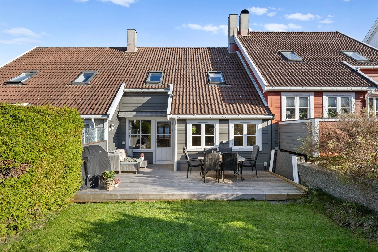 Boligen ligger vestvendt og meget fint til, med gode solforhold. Den solrike beliggenheten gir en lun og behagelig atmosfære, perfekt for deg som liker å nyte lange sommerkvelder på terrassen eller i hagen. Galleribilde