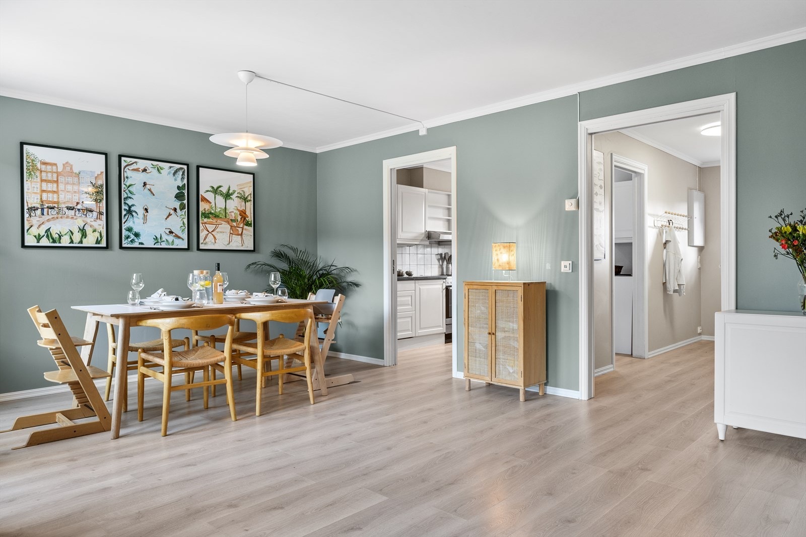 Her er det rikelig med plass til å dekke opp et stort spisebord - perfekt for lange, hyggelige middager med familie og venner. Den åpne løsningen gir en naturlig flyt mellom spisestue og kjøkken. Galleribilde