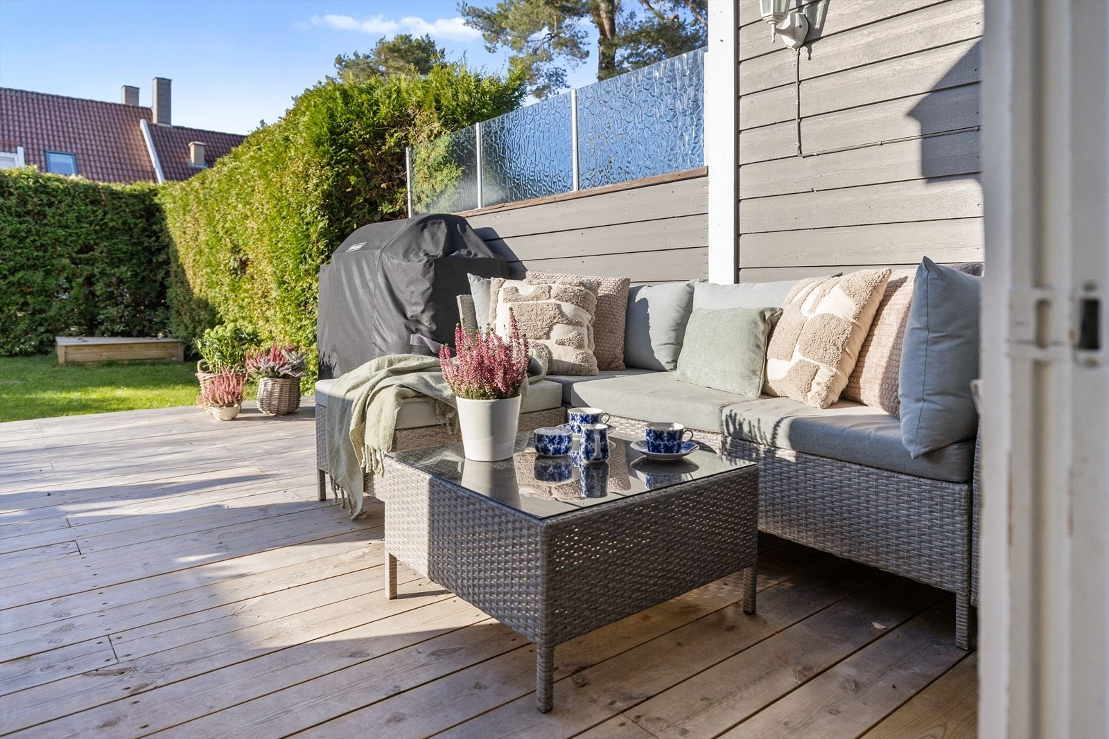 Terrassen ligger skjermet og privat, godt beskyttet bak en høy, tett tujahekk som gir en lun og behagelig atmosfære. Her slipper du innsyn og kan virkelig senke skuldrene. Galleribilde