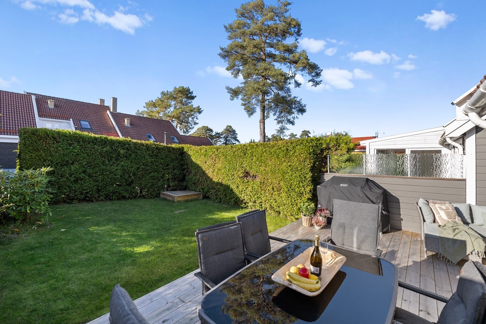 Det er rikelig plass til både spisebord og en innbydende loungeavdeling, slik at du enkelt kan skape flere soner for ulike aktiviteter. Galleribilde