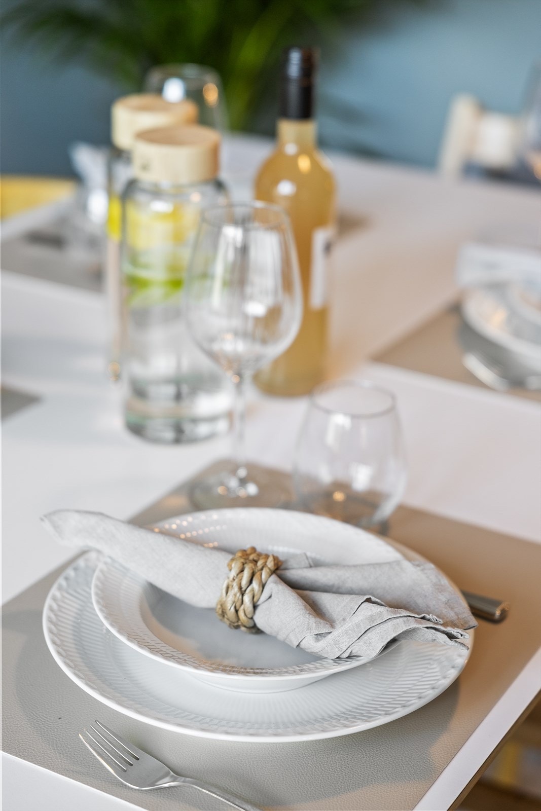 Alt i alt er stuen et elegant og gjennomført rom som både inspirerer og inviterer - et naturlig samlingspunkt for familie og venner, og et sted du virkelig vil glede deg til å komme hjem til. Galleribilde