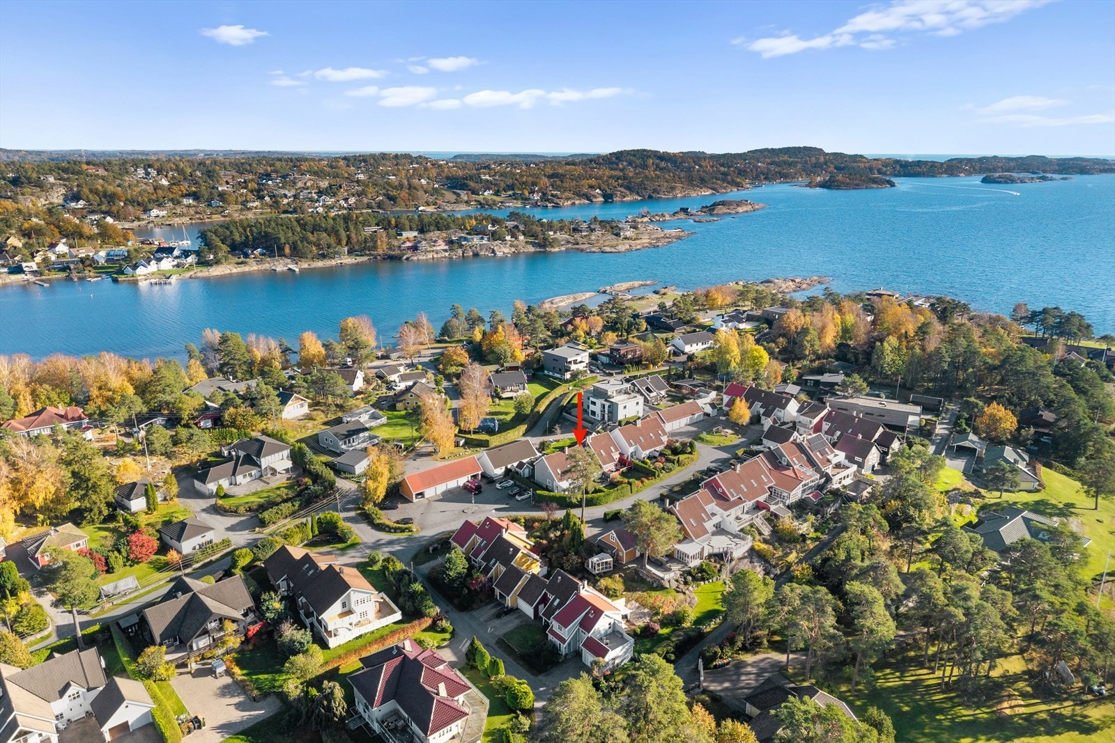 Eiendommen ligger i et stille og familievennlig område med umiddelbar nærhet til sjøen, og flere av Sandefjords mest populære badeplasser ligger bare en kort rusletur unna. Galleribilde