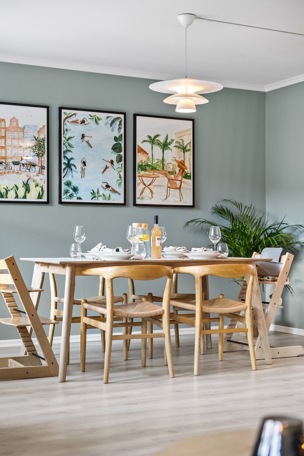 Den åpne og luftige planløsningen gir en følelse av romslighet og gjør det enkelt å bevege seg mellom kjøkken, spisestue og stue. Galleribilde