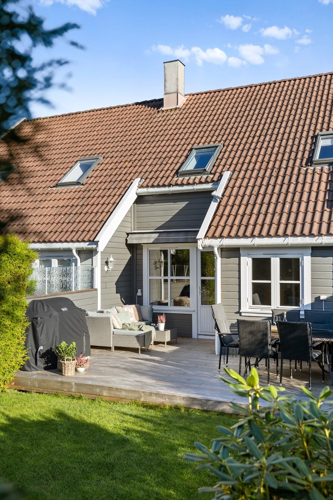 Fra terrassen går du videre ut til det flotte hageområdet - et grønt og fredelig uterom som inviterer til lek, avslapning og sommerdager i solen. Galleribilde