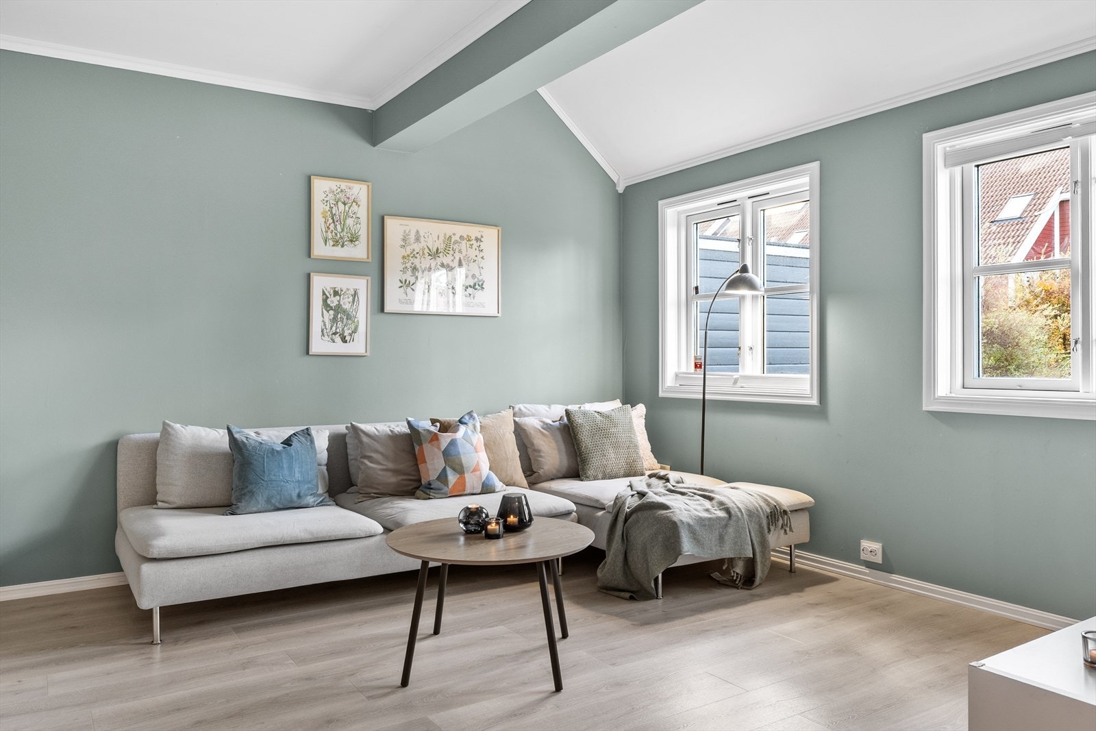 Her er det rikelig med plass til både en stor spisestue og en romslig loungeavdeling, perfekt for både hyggelige familiemiddager og avslappende kvelder foran TV-en. Galleribilde