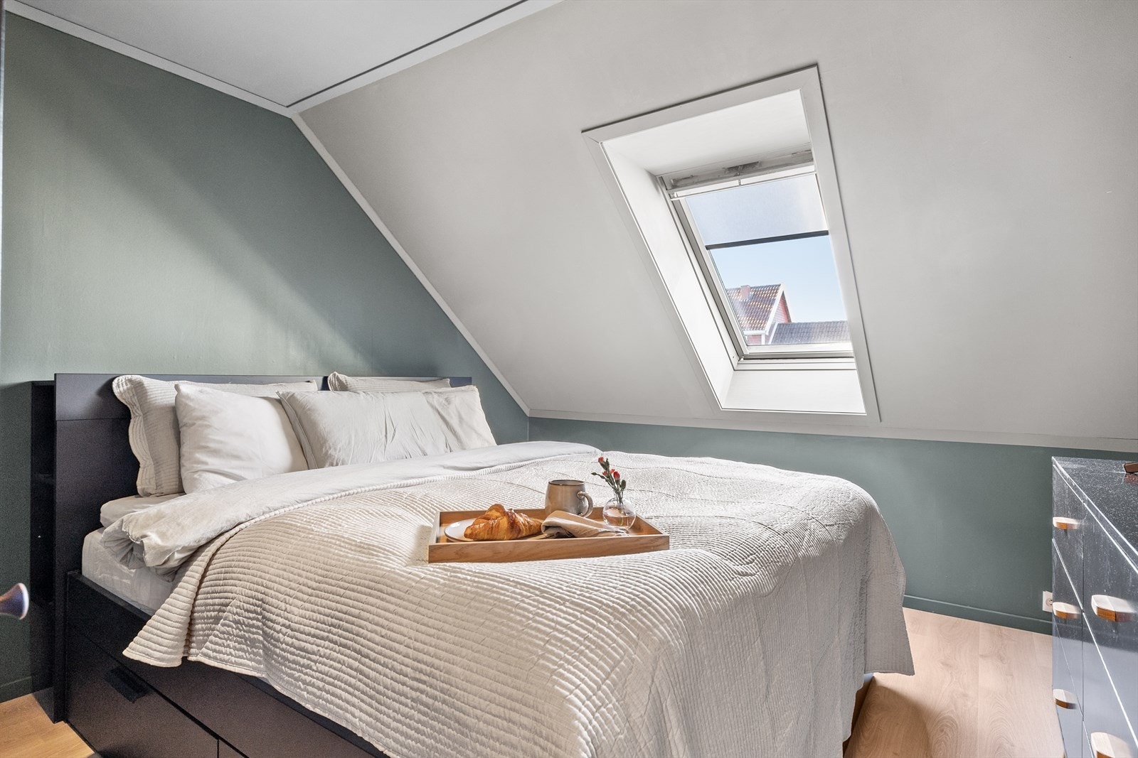 Hovedsoverommet fremstår som både lekkert og stemningsfullt - et rom skapt for ro og avslapning. De harmoniske fargetonene og gjennomførte materialvalgene gir en eksklusiv og lun atmosfære. Galleribilde