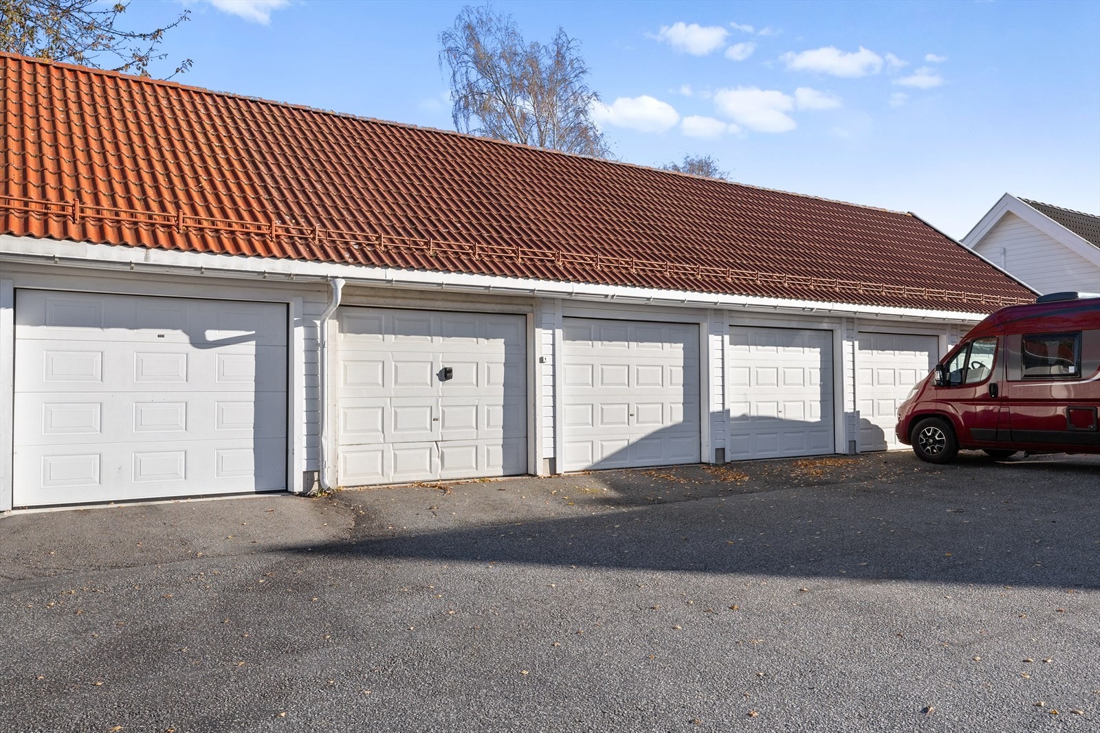 Det medfølger en praktisk og romslig garasje, som gir deg trygg og enkel parkering året rundt. Her står bilen tørt, og du har samtidig god plass til oppbevaring av sportsutstyr, hagemøbler, verktøy eller sykler. Galleribilde