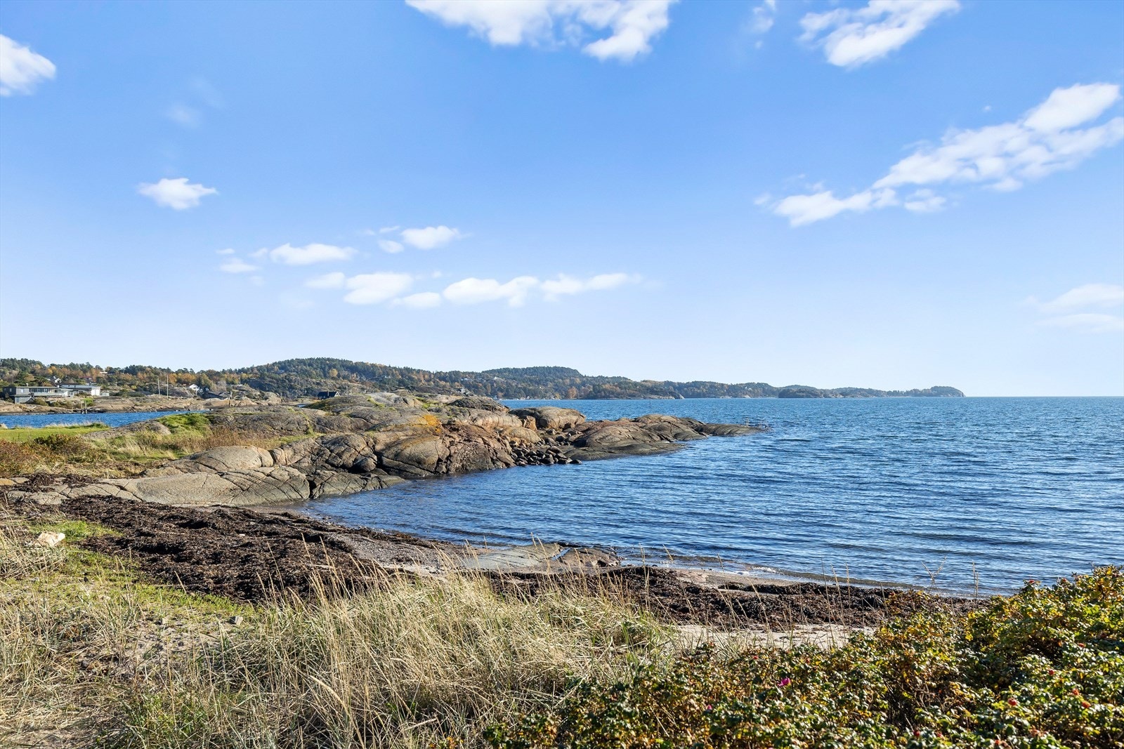 Asnes er et område som virkelig oser av sjarm, ro og kystidyll - et sted der natur og sjøliv møtes på sitt aller beste. Her får du nærhet til sjøen, duft av saltvann og en atmosfære som innbyr til både aktivitet og avslapning gjennom alle årets sesonger. Galleribilde
