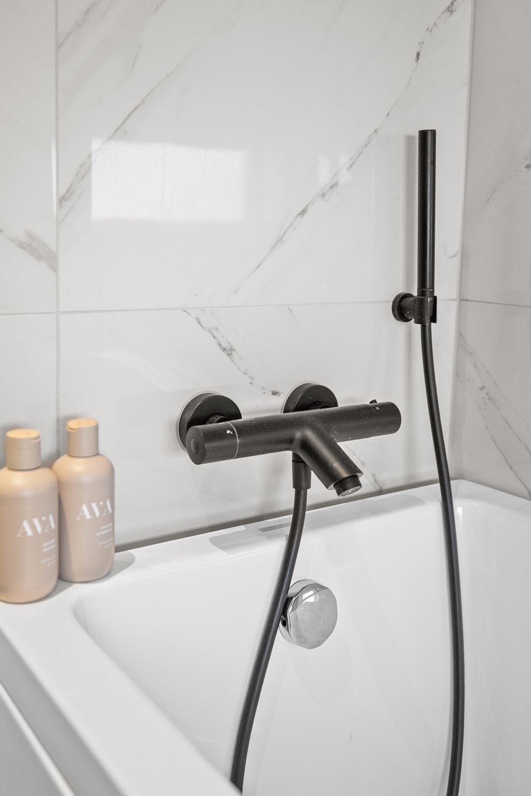 Dette er et baderom som virkelig leverer på alle punkter - fra praktiske løsninger til høy estetisk kvalitet. Materialvalgene, lyset og planløsningen skaper en atmosfære som gjør at rommet oppleves som en liten oase i hverdagen. Galleribilde