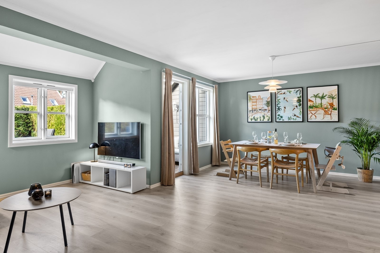 De store vindusflatene slipper inn rikelig med naturlig lys gjennom hele dagen, og gir en luftig og åpen følelse som forsterker rommets romslighet. Fra stuen er det direkte utgang til en solrik terrasse. Galleribilde