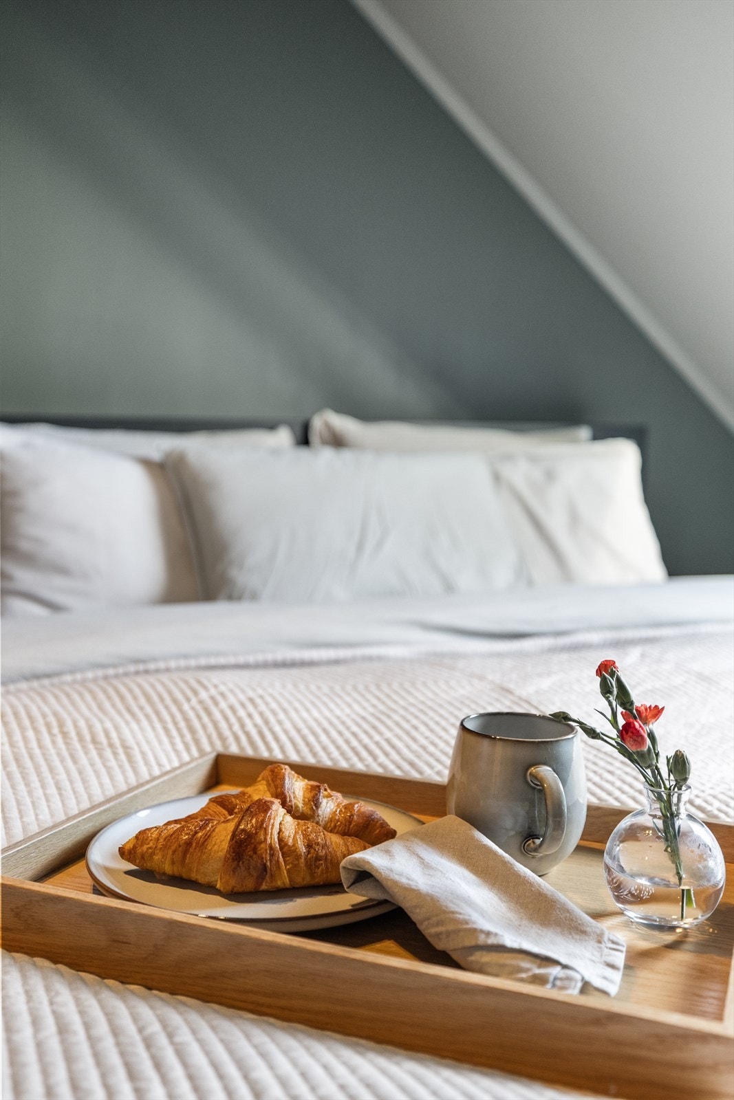 Her våkner du til et behagelig lys som filtreres mykt gjennom vinduet, og om kvelden inviterer rommet til ro med en avslappende og elegant stemning. Galleribilde