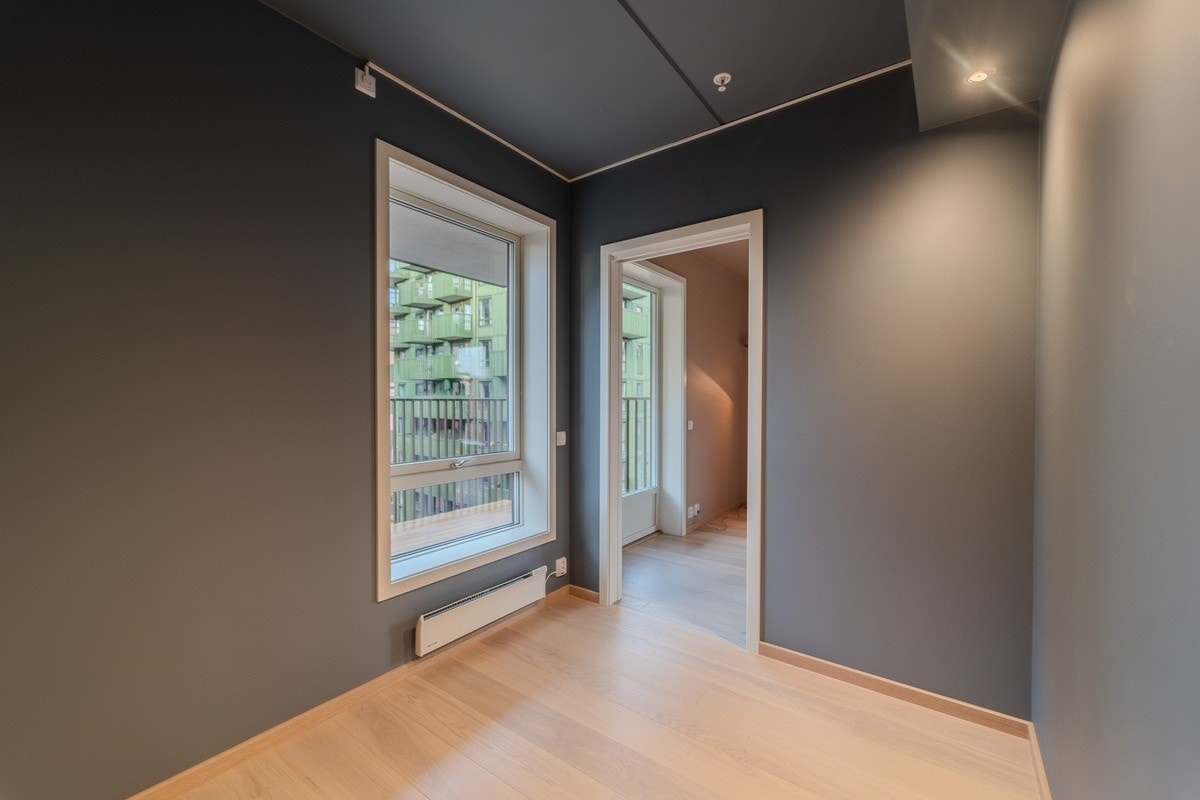 Godt dagslys og passer fint som gjesterom eller hjemmekontor Galleribilde