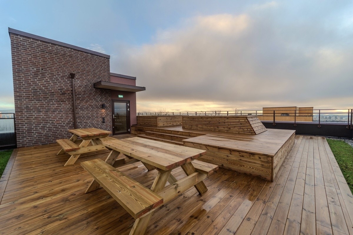 Romslig felles takterrasse med flott utsikt og gode solforhold Galleribilde