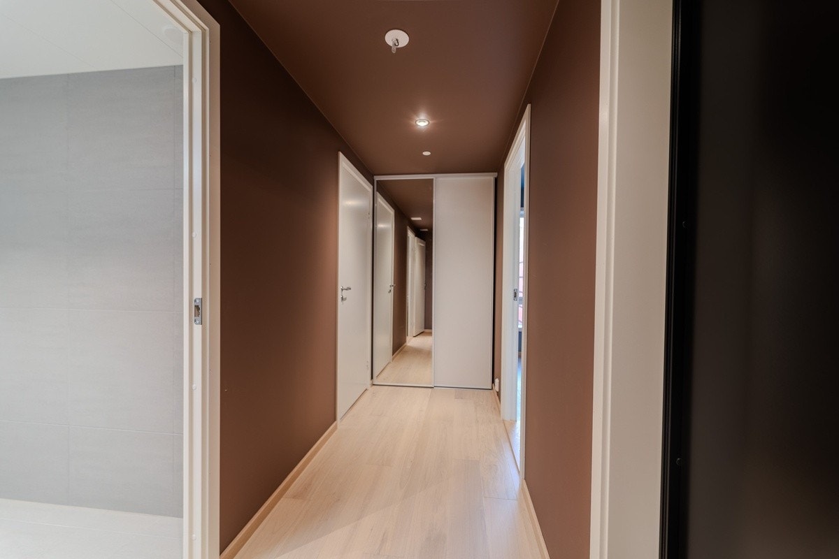 Gangen har downlights og garderobeskap med innredning Galleribilde