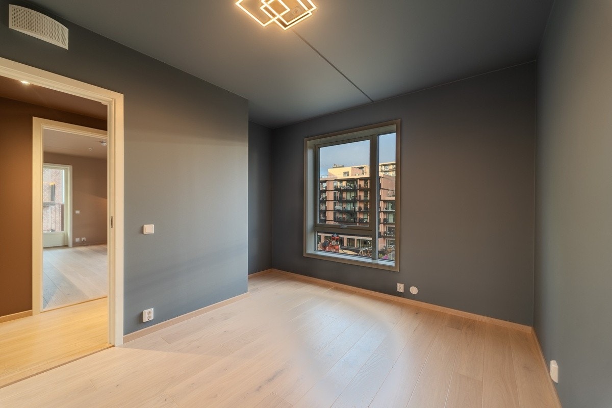 Romslig hovedsoverom med godt lysinnslipp og moderne fargetoner Galleribilde