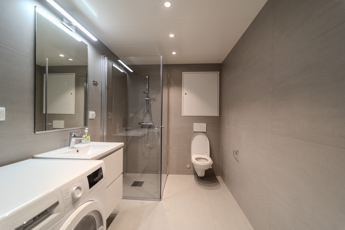 Lekkert bad med downlights og Bosch vaskemaskin Galleribilde