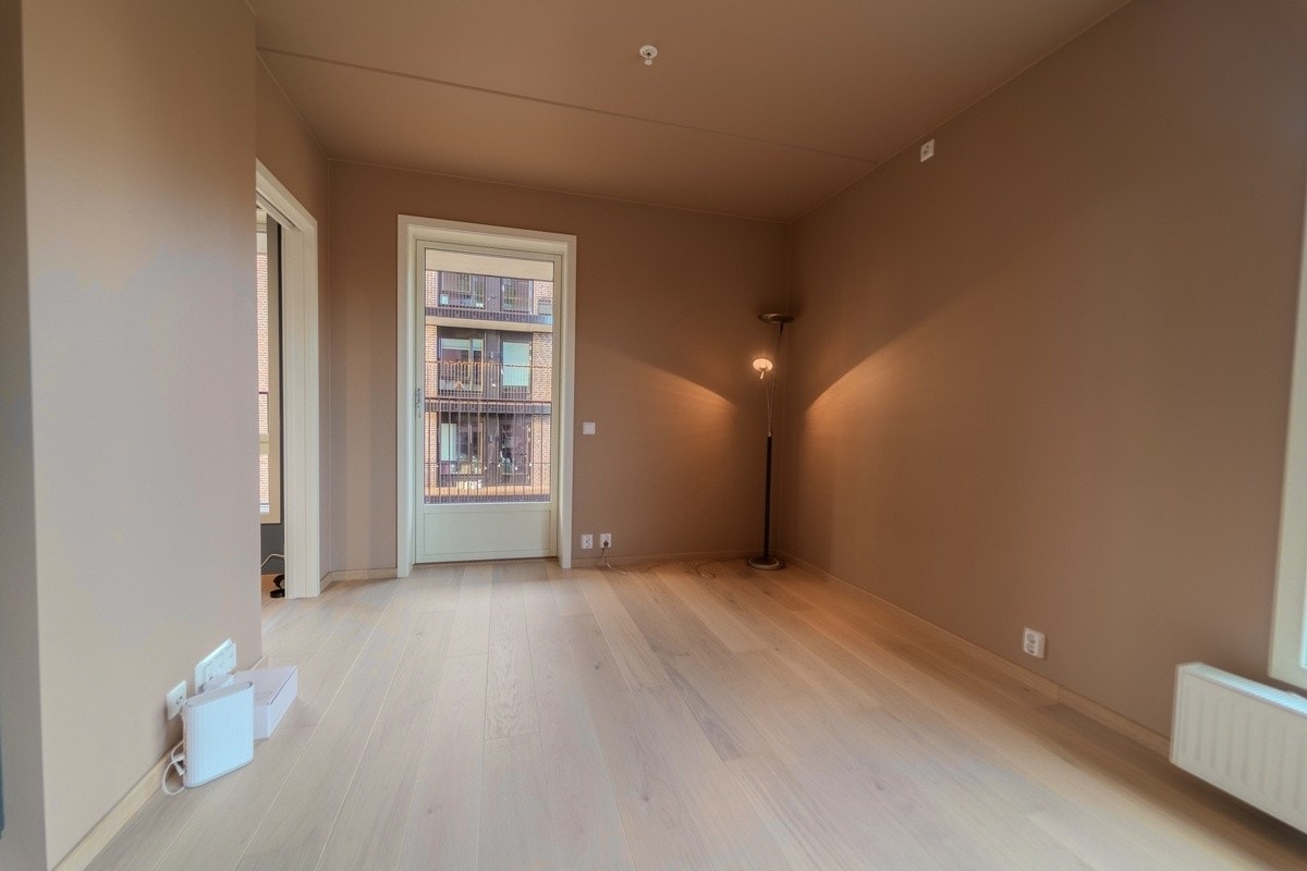 Sofasone med naturlig lys og utgang til balkong Galleribilde