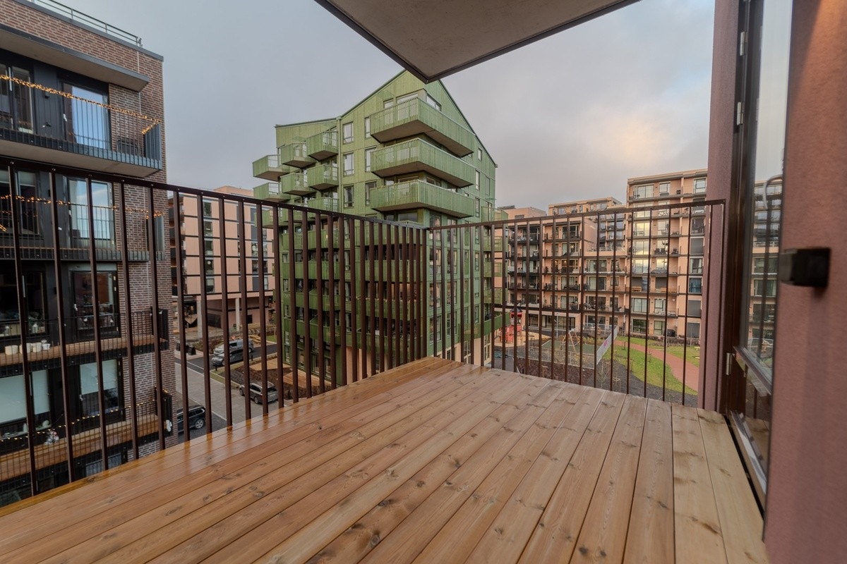 Romslig balkong med god plass til utemøbler Galleribilde