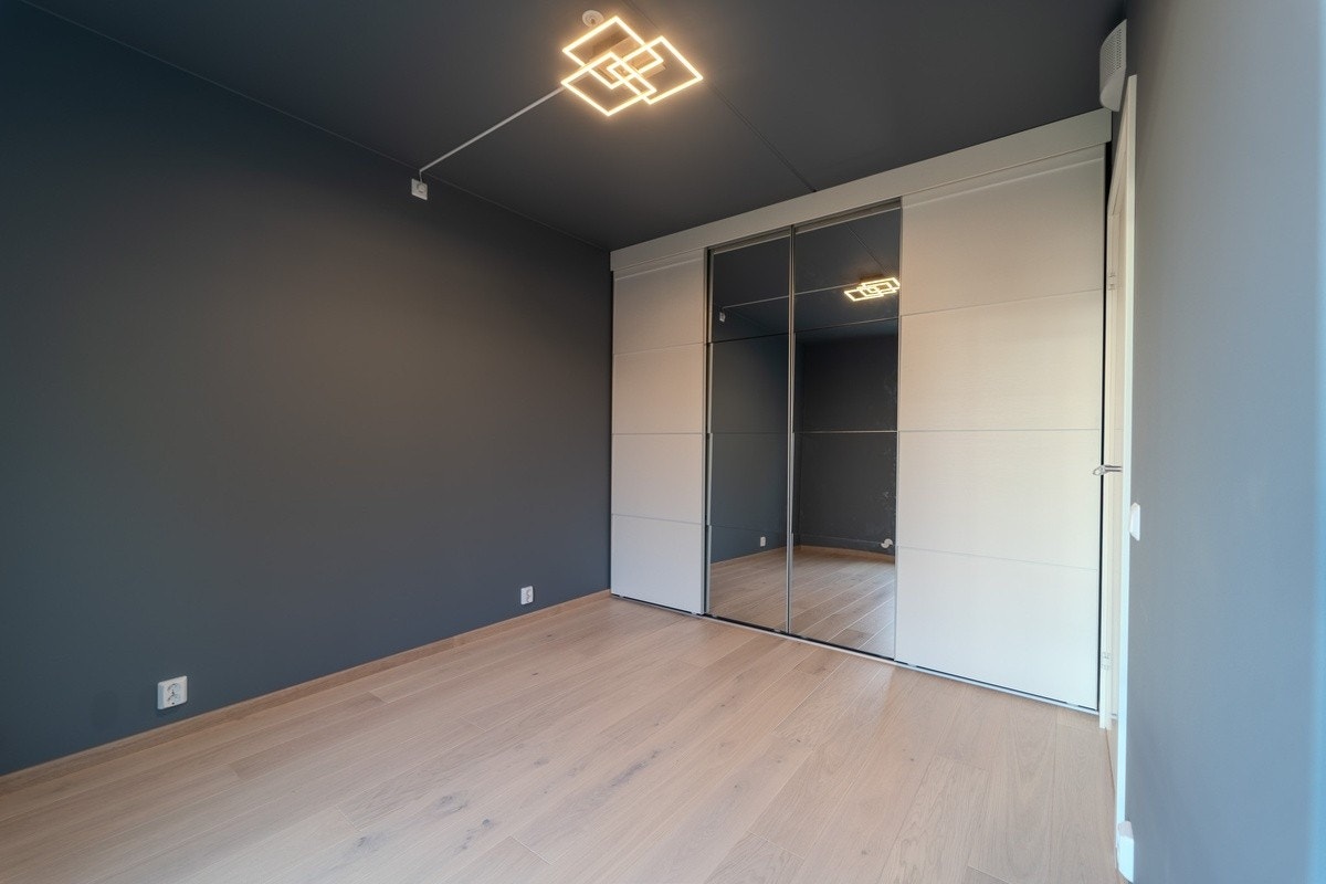 Stor skyvedørsgarderobe på ca. 2,85 m, med innredning fra Elfa Galleribilde