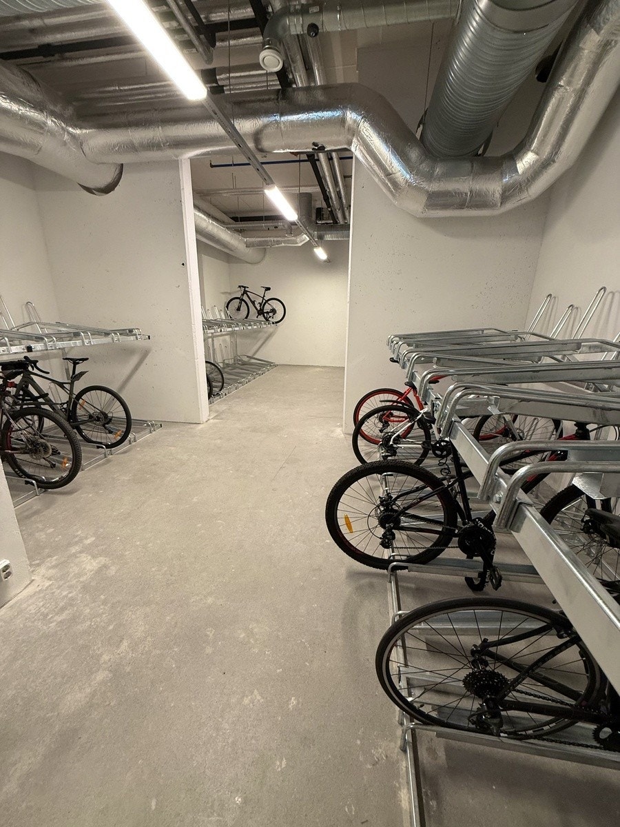 Sykkelparkering og egen sykkelvaskeplass i garasjen Galleribilde