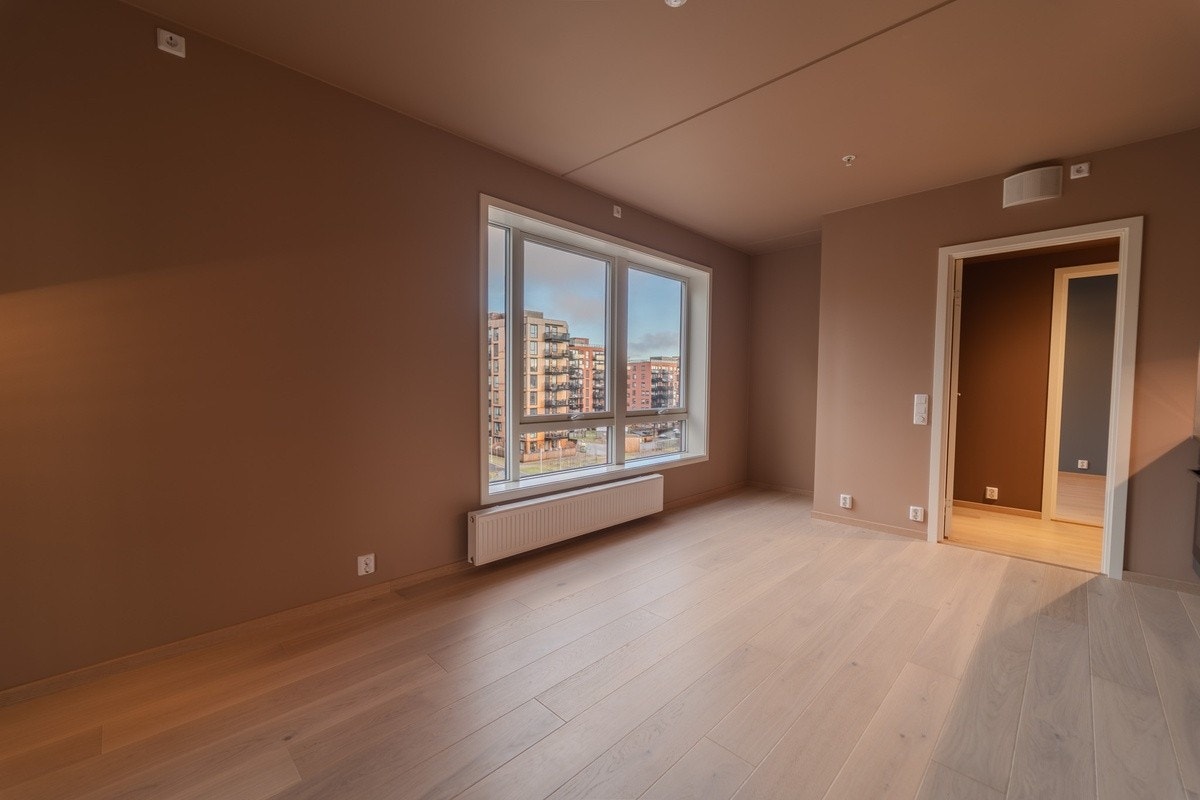 Lys og luftig stue med store vindusflater Galleribilde