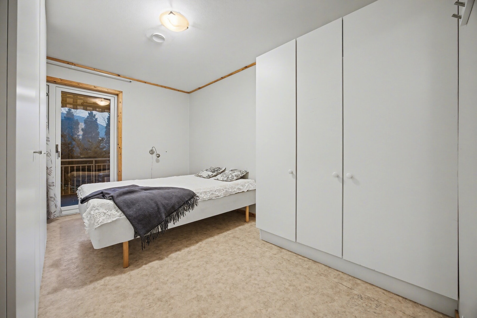 Hovedsoverom - 10,5 kvm. Dør ut til terrasse Galleribilde