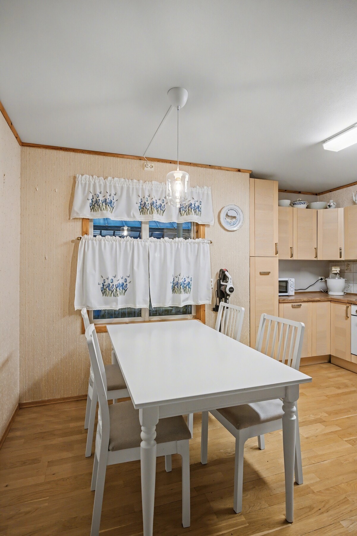 Ved vinduet på kjøkkenet er det god plass til spisebord Galleribilde