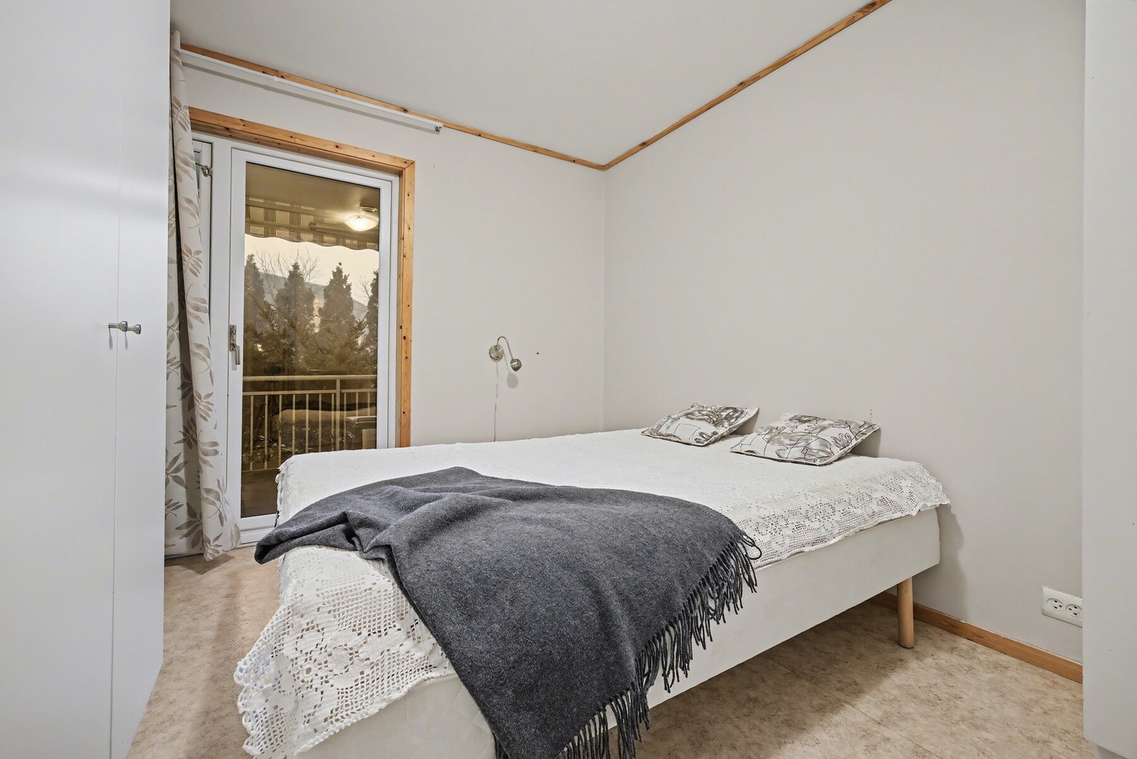 Terrasse har praktisk adkomst både fra stue og hovedsoverommet Galleribilde