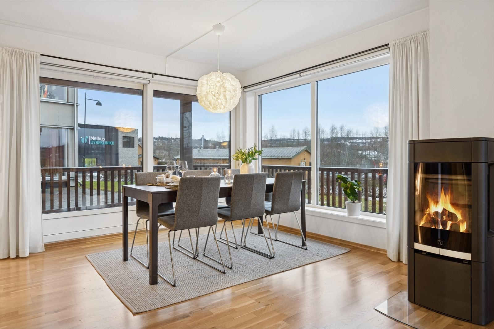 Det sosiale rommet er lyst og åpent. Perfekt plassering av spisegruppe her. Galleribilde