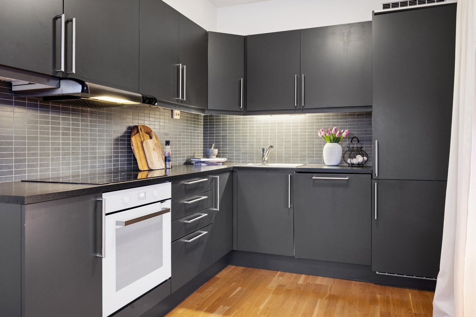 Moderne kjøkken med integrerte hvitevarer Galleribilde