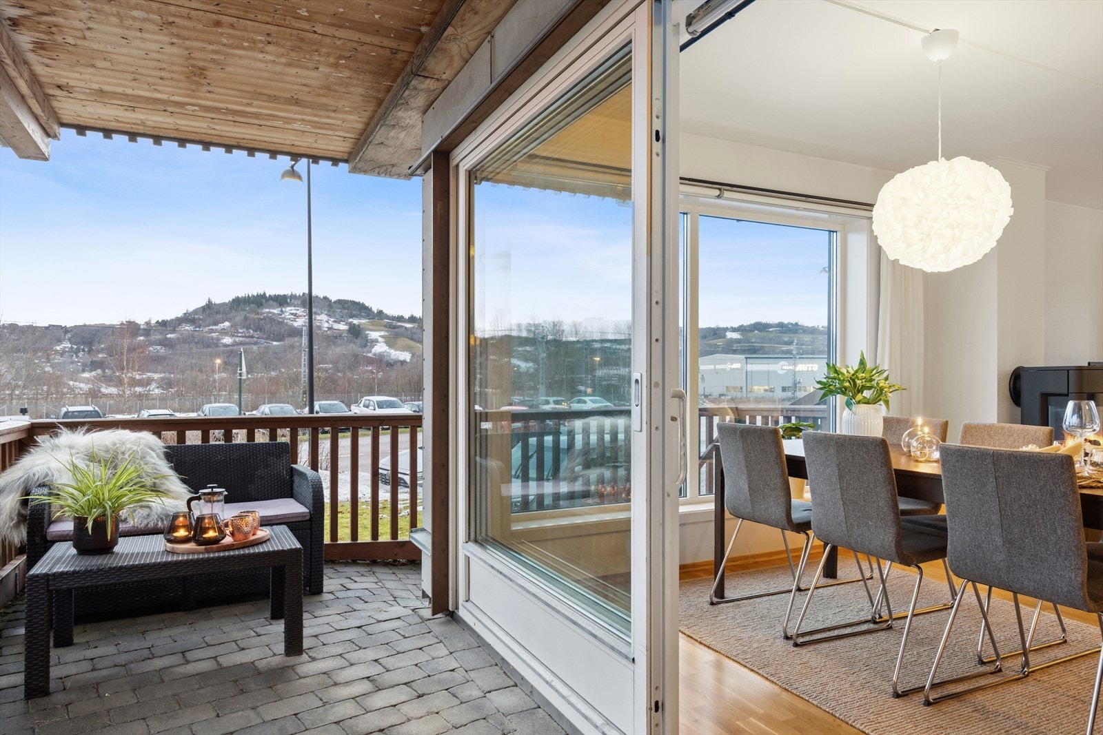 Direkte utgang til terrasse fra den åpne stue- kjøkkenløsningen. Galleribilde