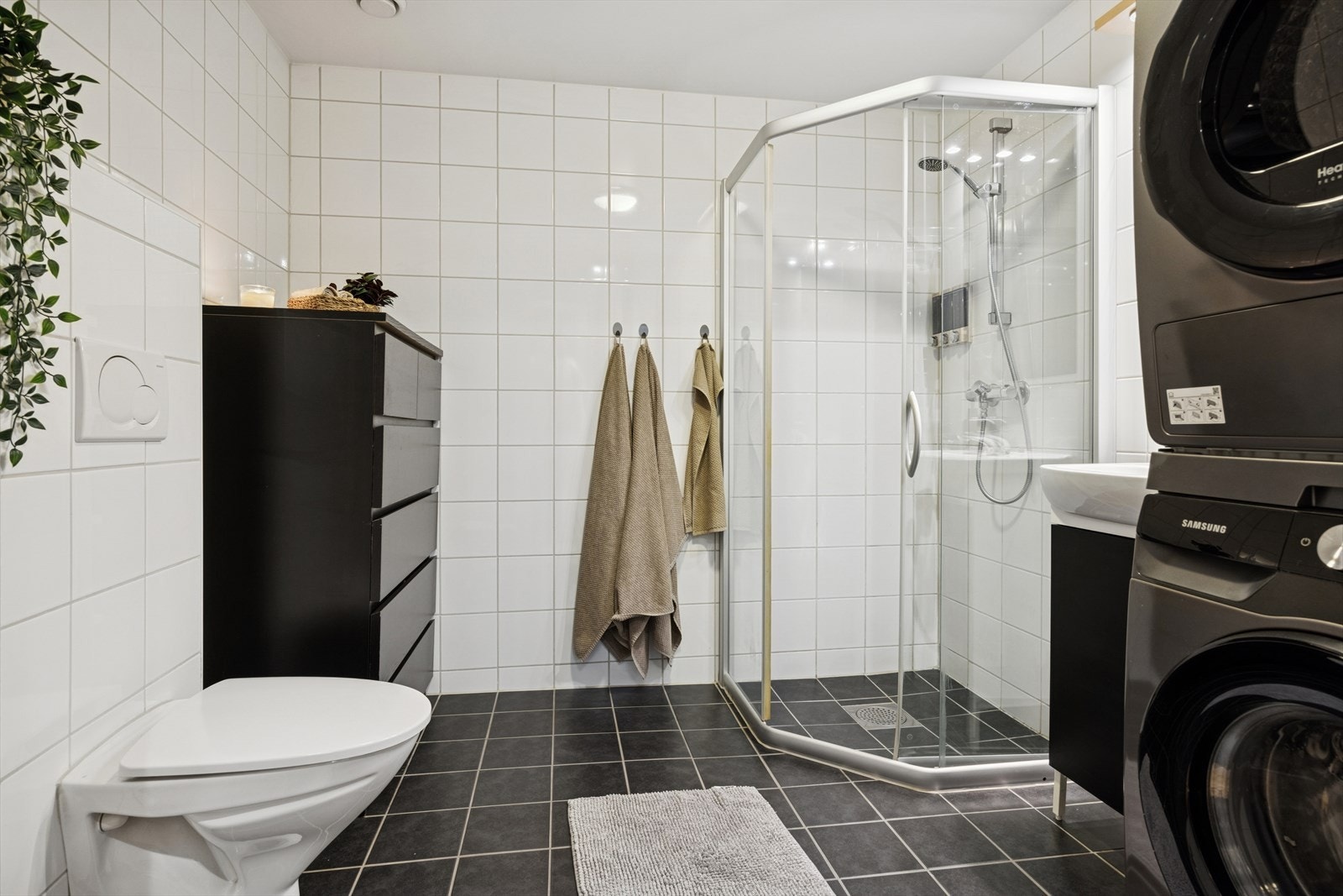 Flislagt baderom utstyrt med det du skulle trenge for en god start på dagen. Galleribilde