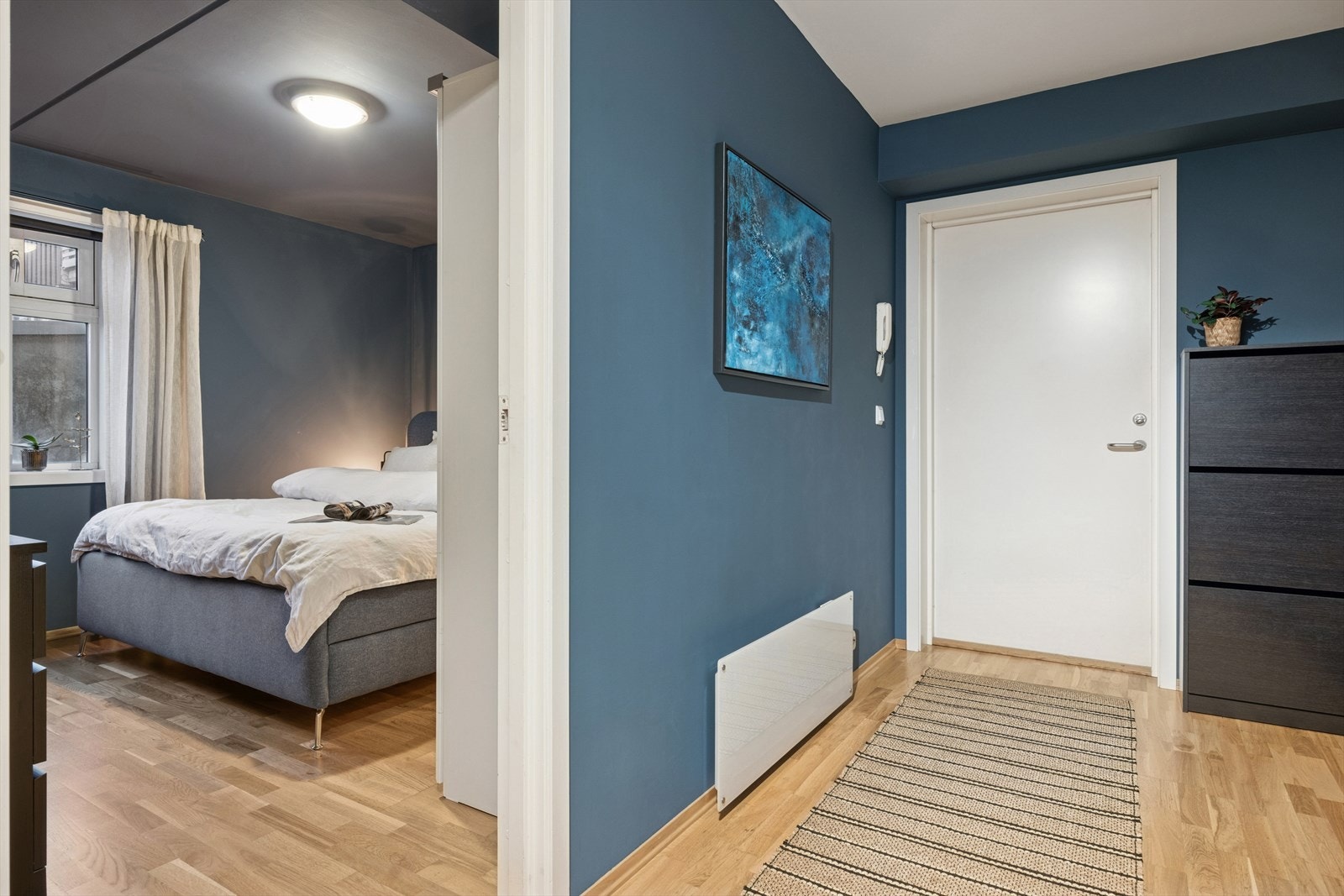 Velkommen inn! Her kommer du inn til en åpen entré med plass til å sette fra seg sko og annet yttertøy. Galleribilde