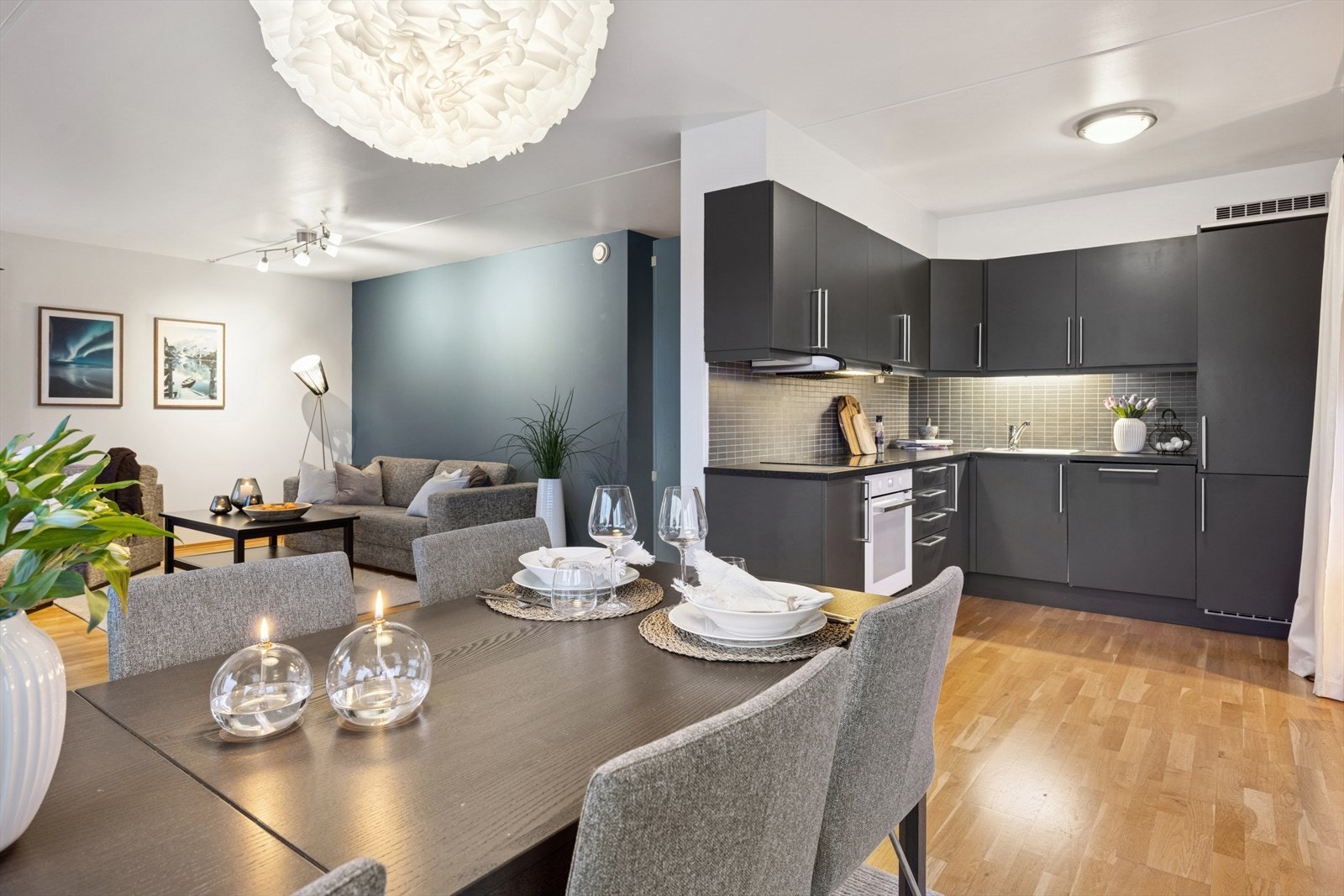 Kjøkkenet er praktisk plassert slik at man får trukket seg tilbake slik sofaløsningen er plassert. Galleribilde