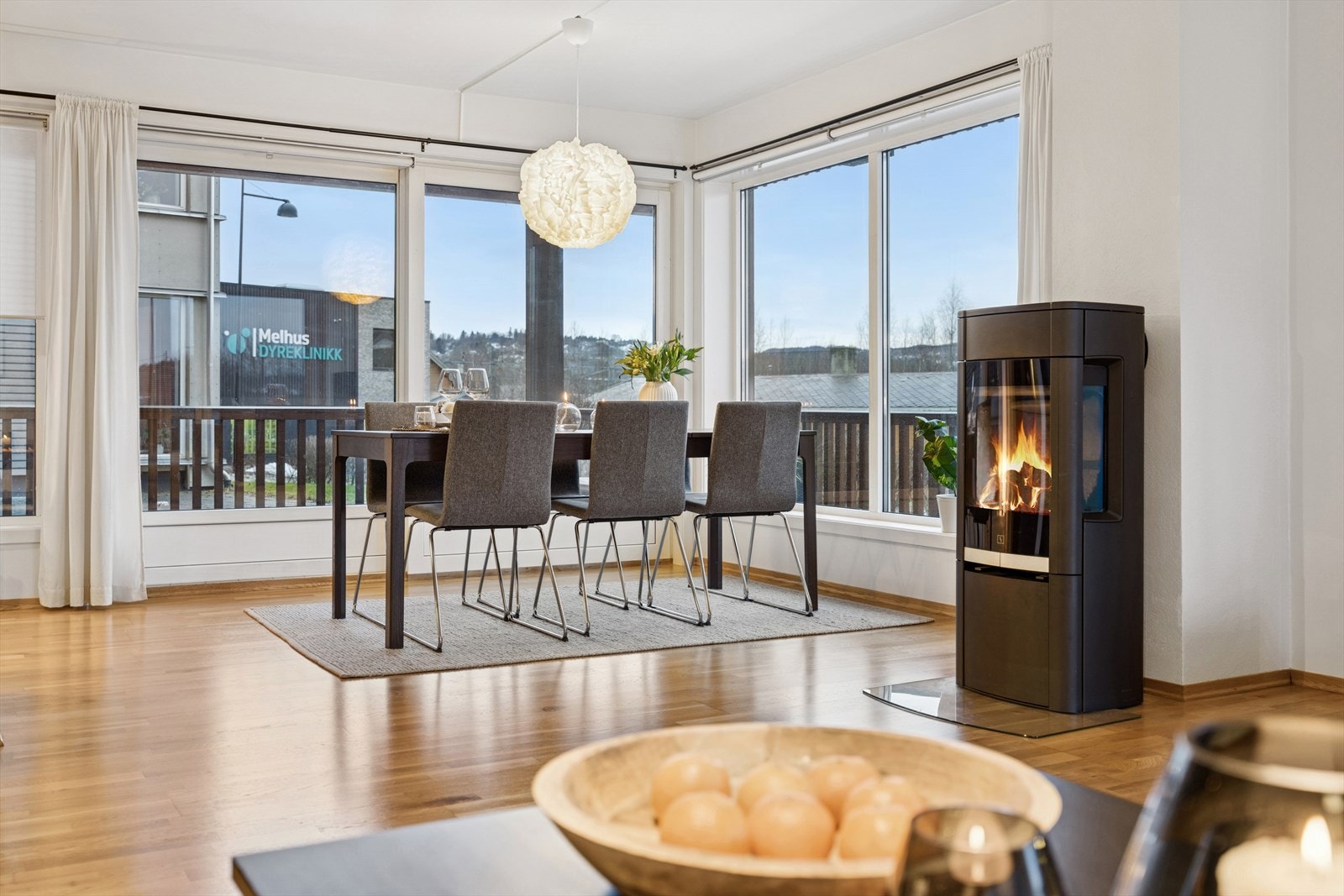 Hjertet av rommet er vedovnen som sørger for det lune og varme hjemmet. Galleribilde