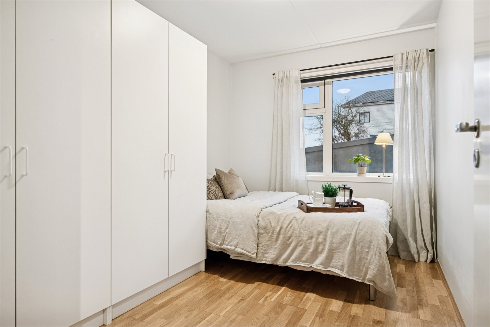 Soverom 2 er på 8,5kvm og har også rikelig med plass til en god seng og godt med oppbevaringsmuligheter. Galleribilde