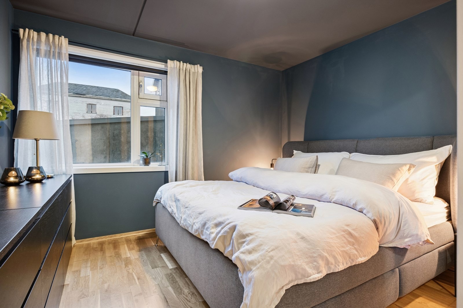 Soverom 1 er ca. 12 kvm. Her har du god plass til en stor seng og oppbevaring til klær. Galleribilde