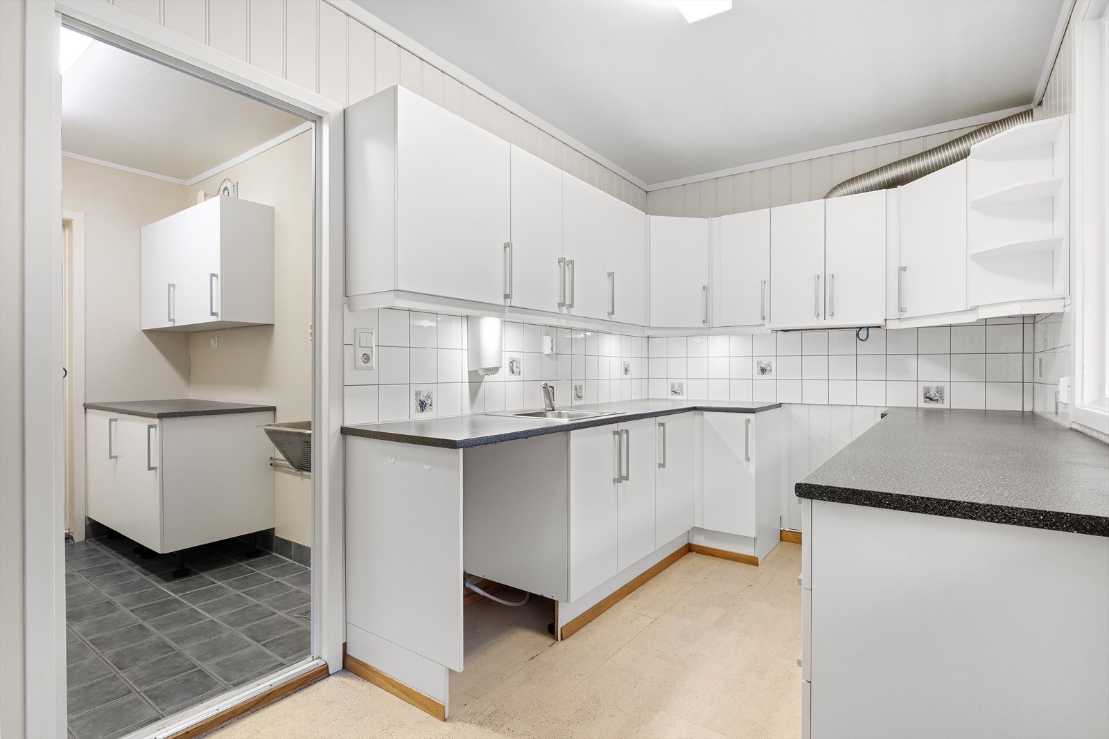 - Fra kjøkkenet har du adkomst til et praktisk separat vaskerom - Galleribilde